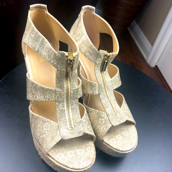 Sexy MK Damita Wedge, METALLIC EMBOSSED LEATHER in Pale Gold! NWT, never worn! - Picture 1 of 4